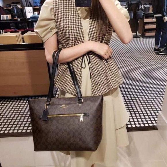 NWT - Only 1 Left- COACH Gallery Tote In Signature Canvas -Beautiful and Useful - Picture 8 of 16